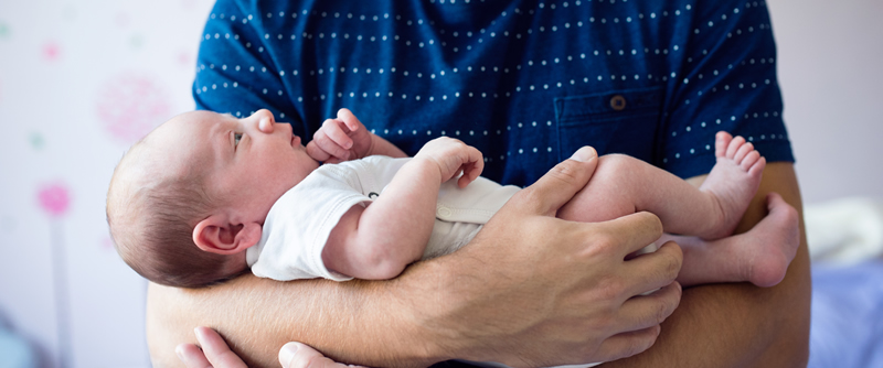 Licencia de paternidad: Conoce lo que la Ley 2114 de 2021 establece de este beneficio y la ampliación en el término de la licencia de paternidad