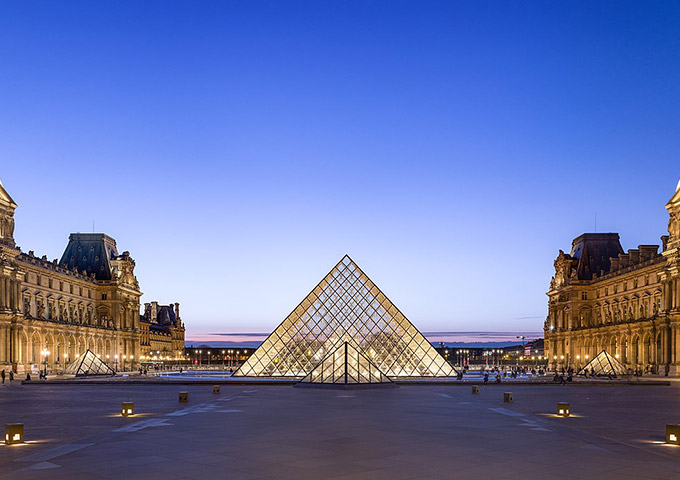 Museo-del-Louvre-De-Benh-LIEU-SONG-Flickr-Louvre-Courtyard-Looking-West-CC-BY-SA-4-0