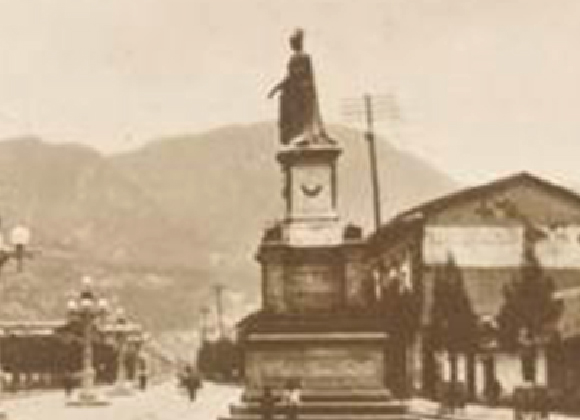 Estatuas en la Avenida Colón - Dominio Público