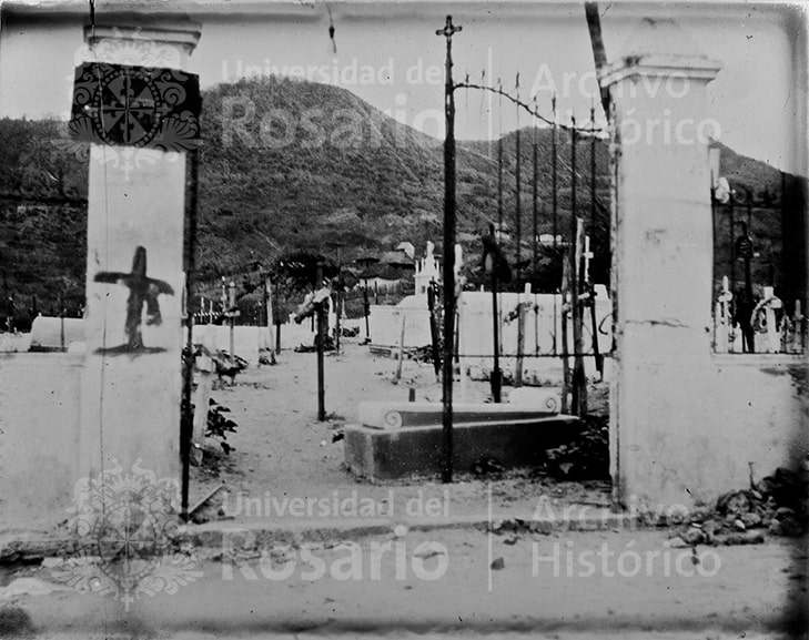 El sobre de esta placa de la colección está marcado como: Friedhof in Puerto Colombia [Cementerio en Puerto Colombia].