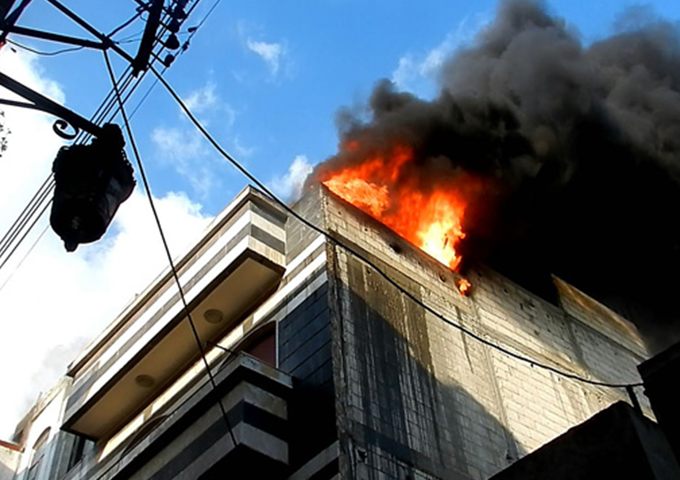 Edificio en llamas en Homs - De Bo yaser 