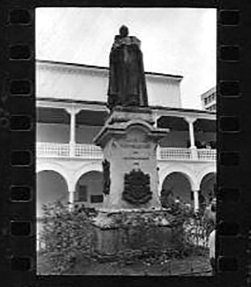 Escuela de Traducción e Interpretación Simultánea. Fotógrafo desconocido. [Fragmento fotográfico]. (Sin fecha). AHUR, Álbum 16, Carpeta.