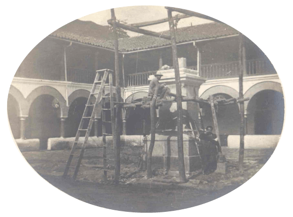 Instalación de la estatua fray Cristóbal de torres