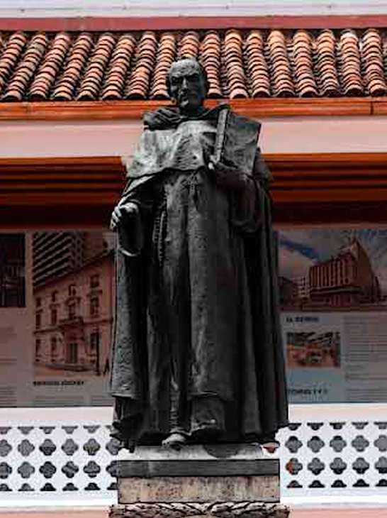 Escultura Fray Cristóbal de Torres en el Claustro de la Universidad del Rosario