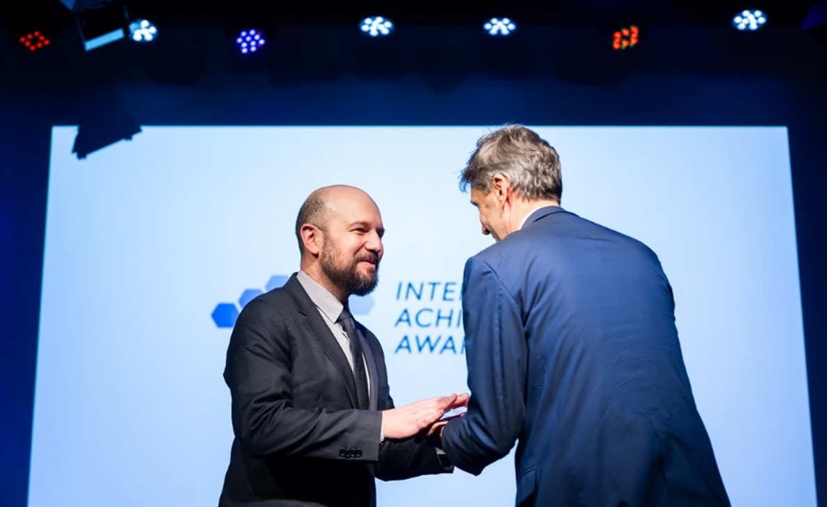 Juan Pablo Aschner, decano de la Facultad de Creación de la Universidad del Rosario, recibe el Premio Intercultural Achievement Award de manos de Peter Huber, director general de Cooperación para el Desarrollo del Gobierno de Austria.