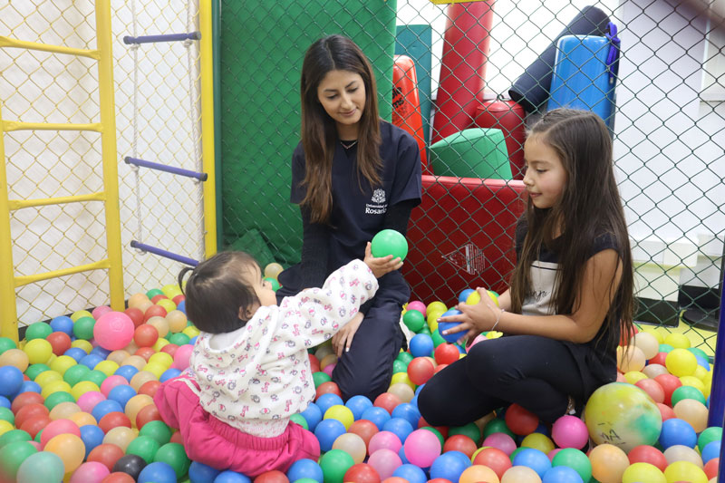 niñas-jugando-en-la-piscina-de-pelotas