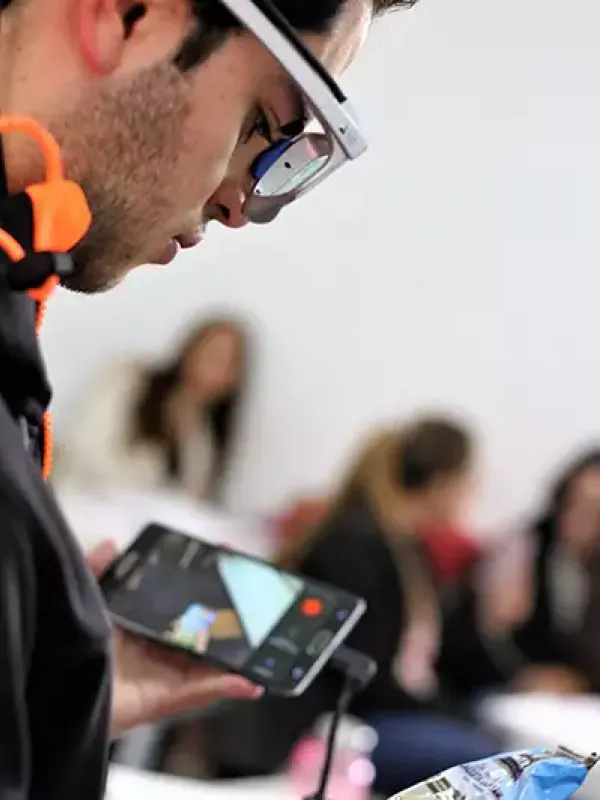 Persona representando a un estudiante en la Universidad del Rosario