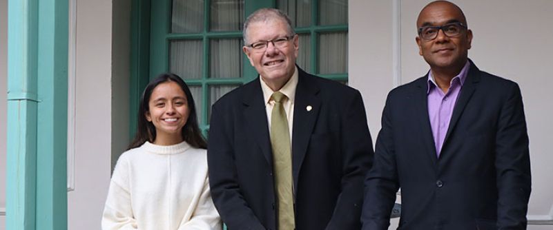 El proyecto de formación nace gracias al relacionamiento entre Merlín Patricia Grueso, Consiliaria y profesora titular de la Universidad del Rosario y Daniel Mera, líder de la Fundación Color de Colombia. Gracias al apoyo de la Dirección de Regionalización y el liderazgo de UR Diplomats se está creando el primer Modelo de Naciones Unidas en colegios de Buenaventura y Chocó. 40 estudiantes de 10° y 11° se están preparando en oratoria, negociación y academia para su participación en el Modelo de Naciones Unid