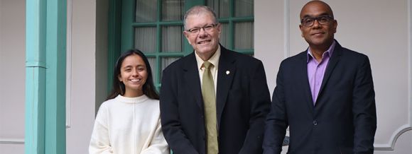 El proyecto de formación nace gracias al relacionamiento entre Merlín Patricia Grueso, Consiliaria y profesora titular de la Universidad del Rosario y Daniel Mera, líder de la Fundación Color de Colombia. Gracias al apoyo de la Dirección de Regionalización y el liderazgo de UR Diplomats se está creando el primer Modelo de Naciones Unidas en colegios de Buenaventura y Chocó. 40 estudiantes de 10° y 11° se están preparando en oratoria, negociación y academia para su participación en el Modelo de Naciones Unid